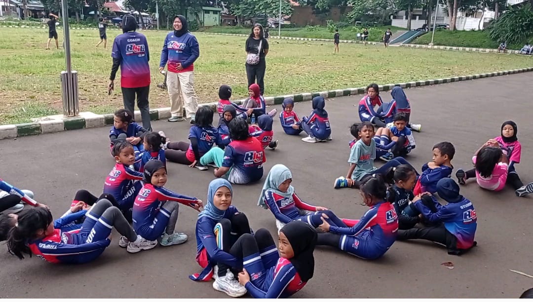 Atlet sepatu roda dari Bogor Inline Skate Club melakukan latihan di Lapangan Kresna.
