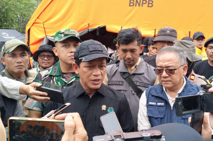 Menteri LH-BPLH Hanif Faisol Nurofiq saat mengunjungi warga korban bencana di Sukabumi.