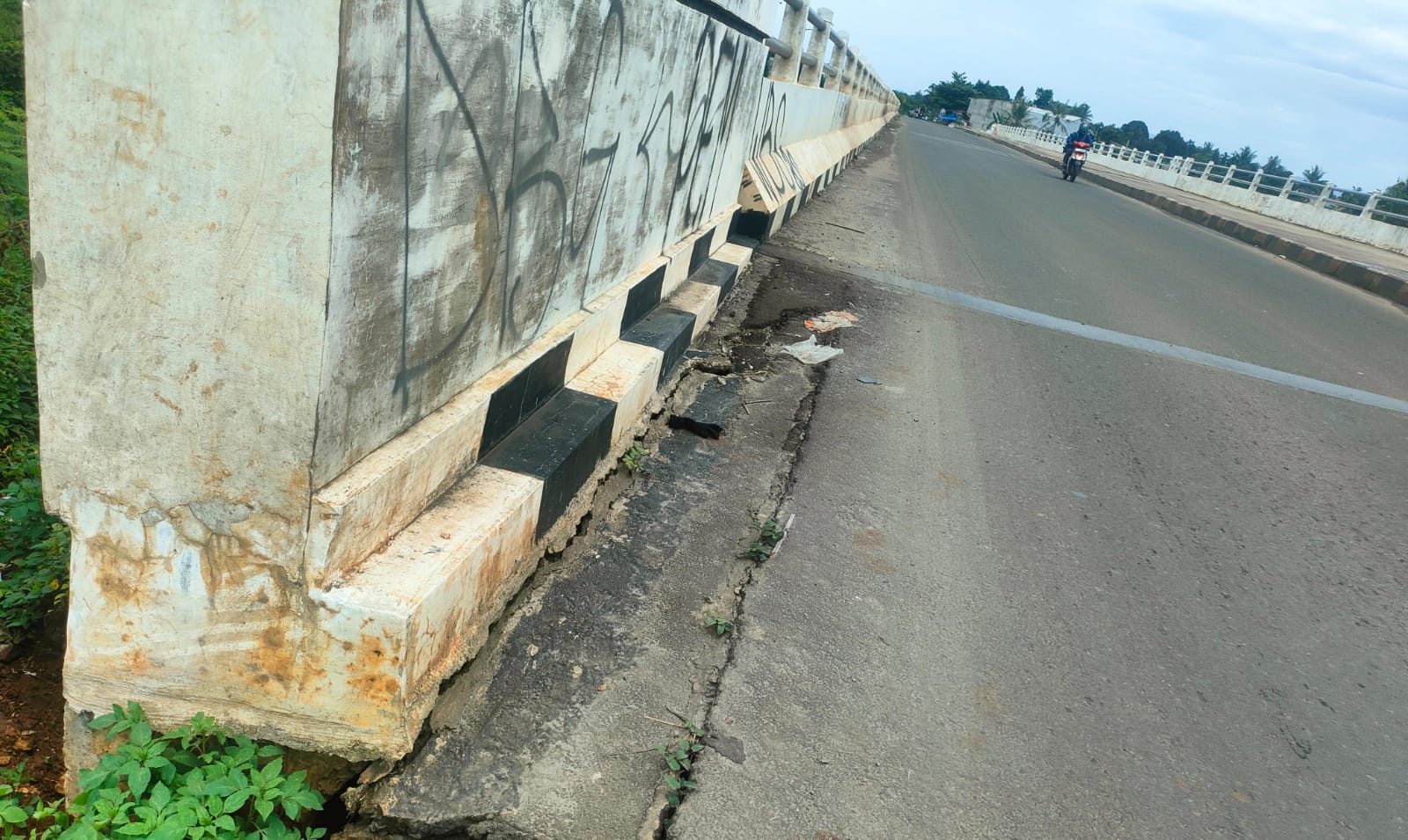 Kondisi retakan di jembatan Jalan Bomang Bogor.