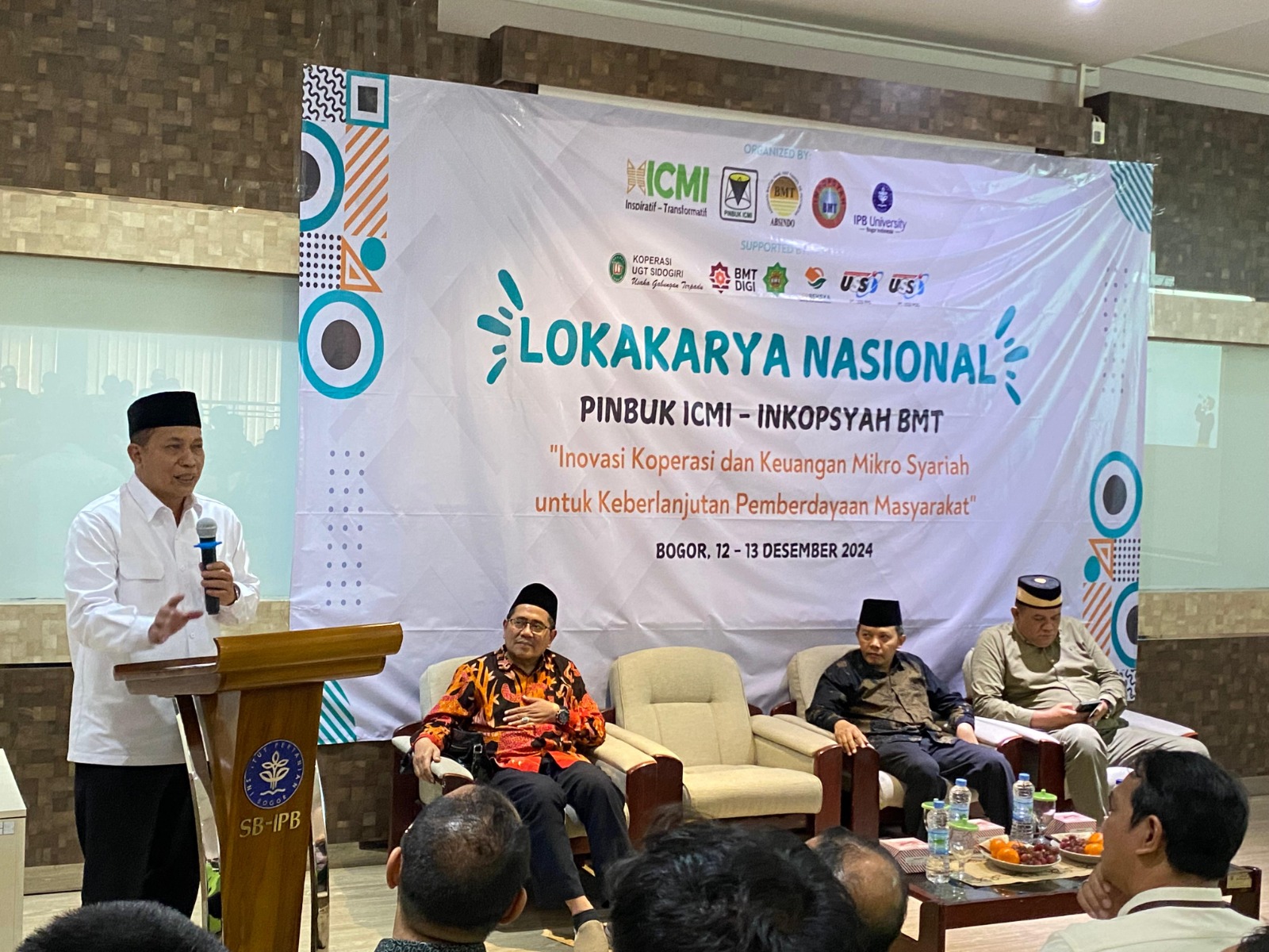 Sejumlah pemateri diskusi Lokakarya Nasional Pinbuk ICMI dan Inkopsyah BMT.