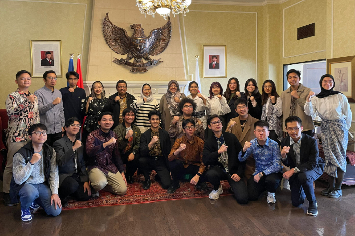 Kegiatan PPI Jepang berdialog dengan Ibu Puti Guntur Soekarno.