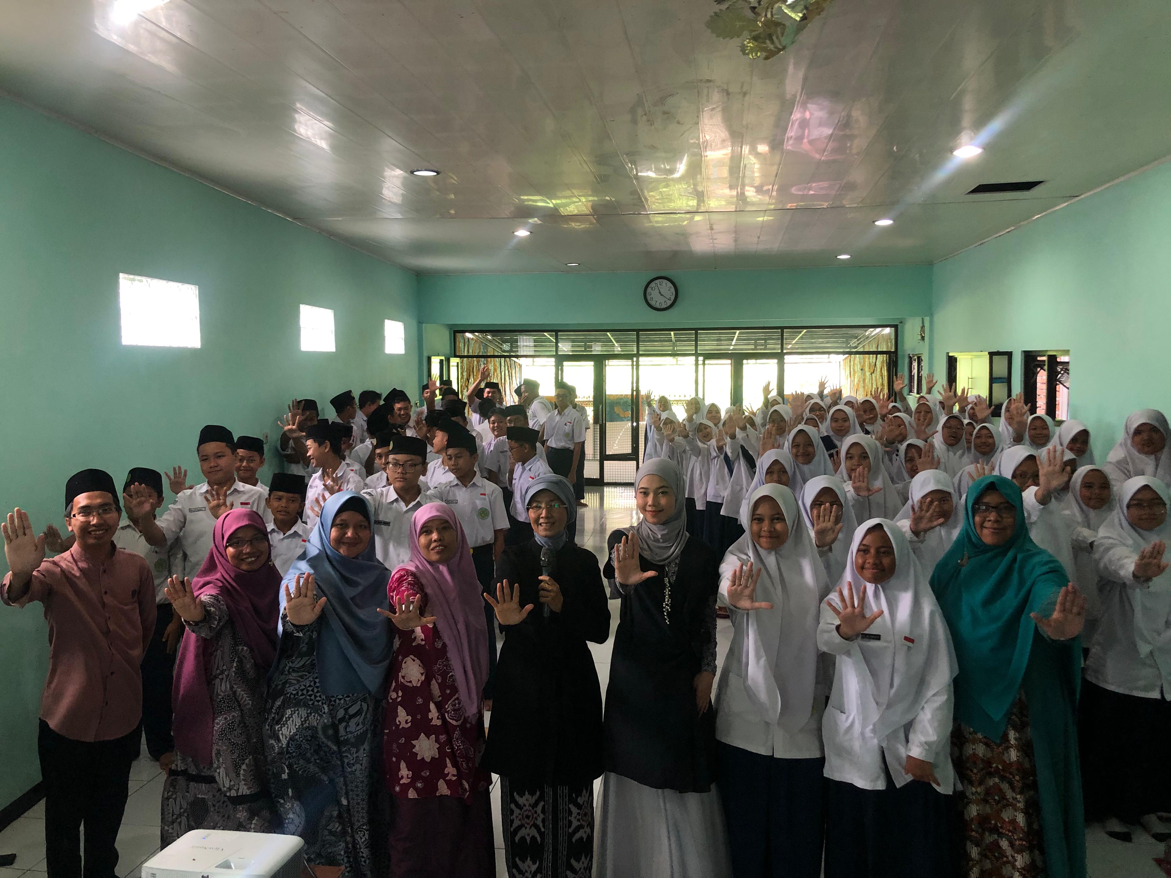 Ratusan siswa SMP IT Birrul Waalidain saat mengikuti kegiatan Radar Bogor Goes To School.