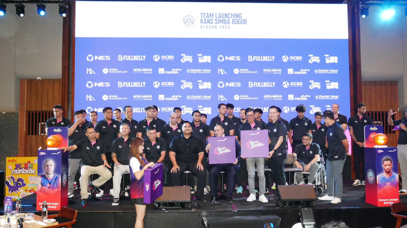 Menpora, Dito Ariotedjo (tengah) bersama jajaran Simba Combiphar Group, dan pengurus Tim Basket Rans usai sepakati kerjasama.
