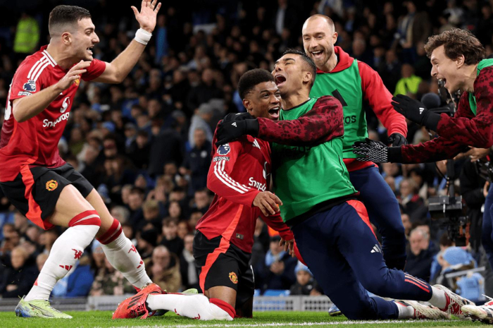 Para pemain Manchester United merayakan gol Amad Diallo ke gawang Manchester City.