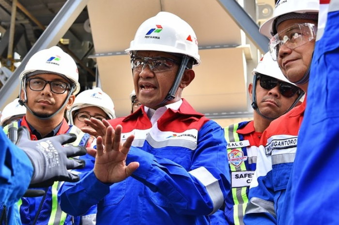 Menteri ESDM Bahlil Lahadalia (tengah) saat memberikan arahan di Kilang Refinery Unit (RU) V Balikpapan, Kalimantan Timur.