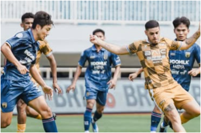 Persita vs Dewa United berhadapan dalam pekan ke-15 Liga 1 2024/2025 di Stadion Pakansari, Cibinong, Bogor, Senin (16/12/2024).