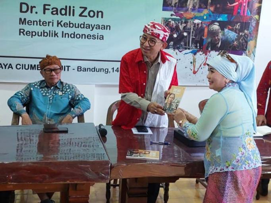 Pemilik Rumah Budaya HMA Bogor&nbsp;Serahkan Buku Untaian Kata untuk Dewi Sartika ke Fadli Zon