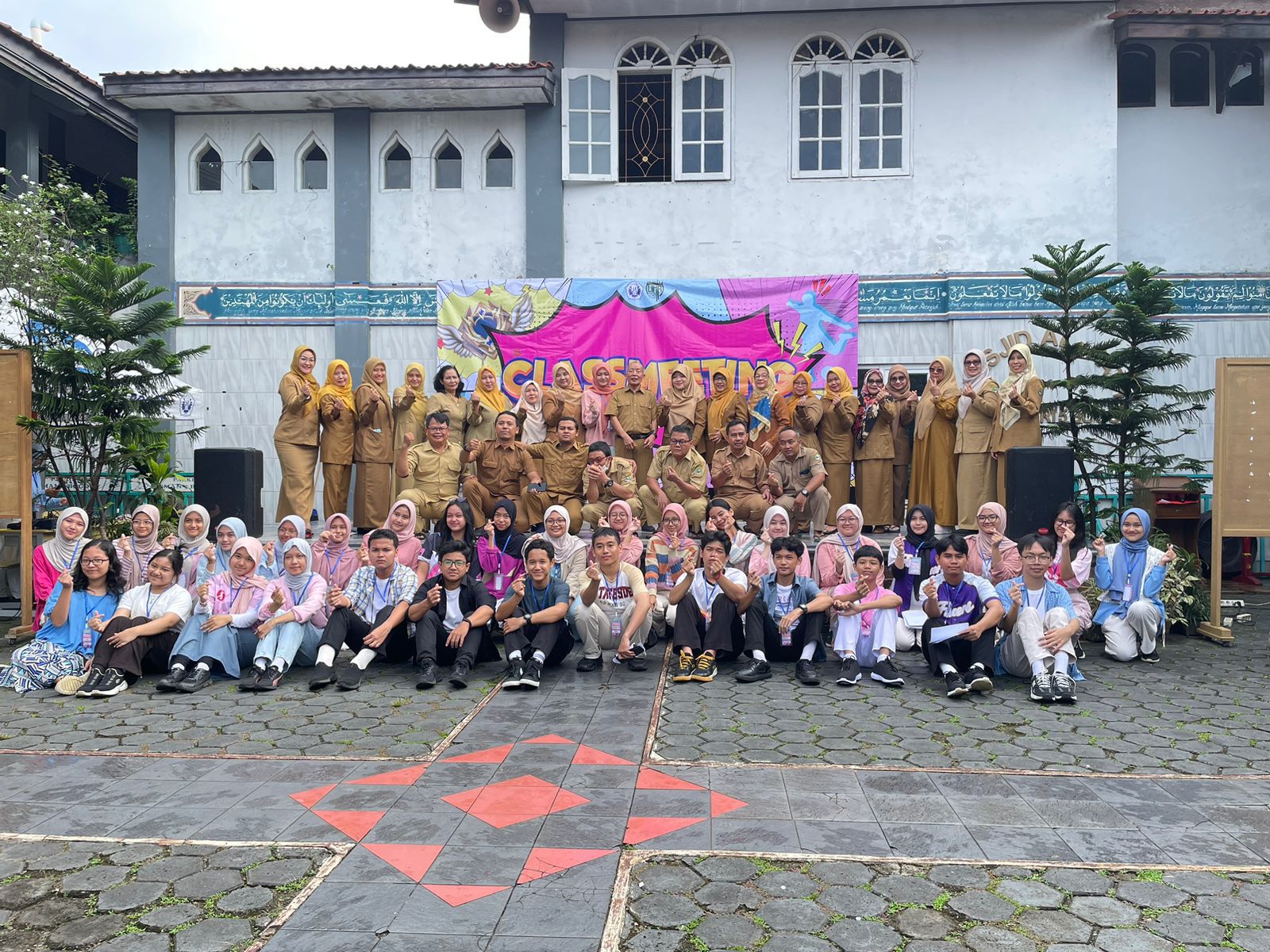 Foto bersama keluarga SMAN 5 Kota Bogor disela class meeting.