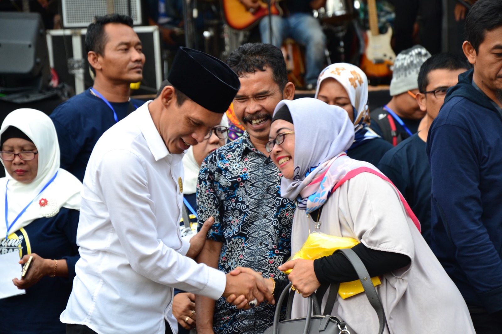 Calon Wakil Bupati terpilih, Jaro Ade, saat menyapa warga.