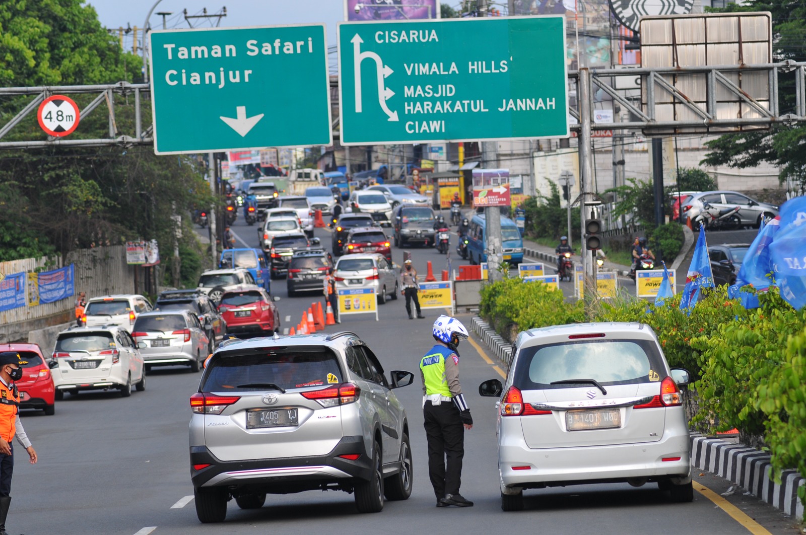 Pengaturan lalu lintas di Simpang Gadog, Kabupaten Bogor menuju Kawasan Puncak.