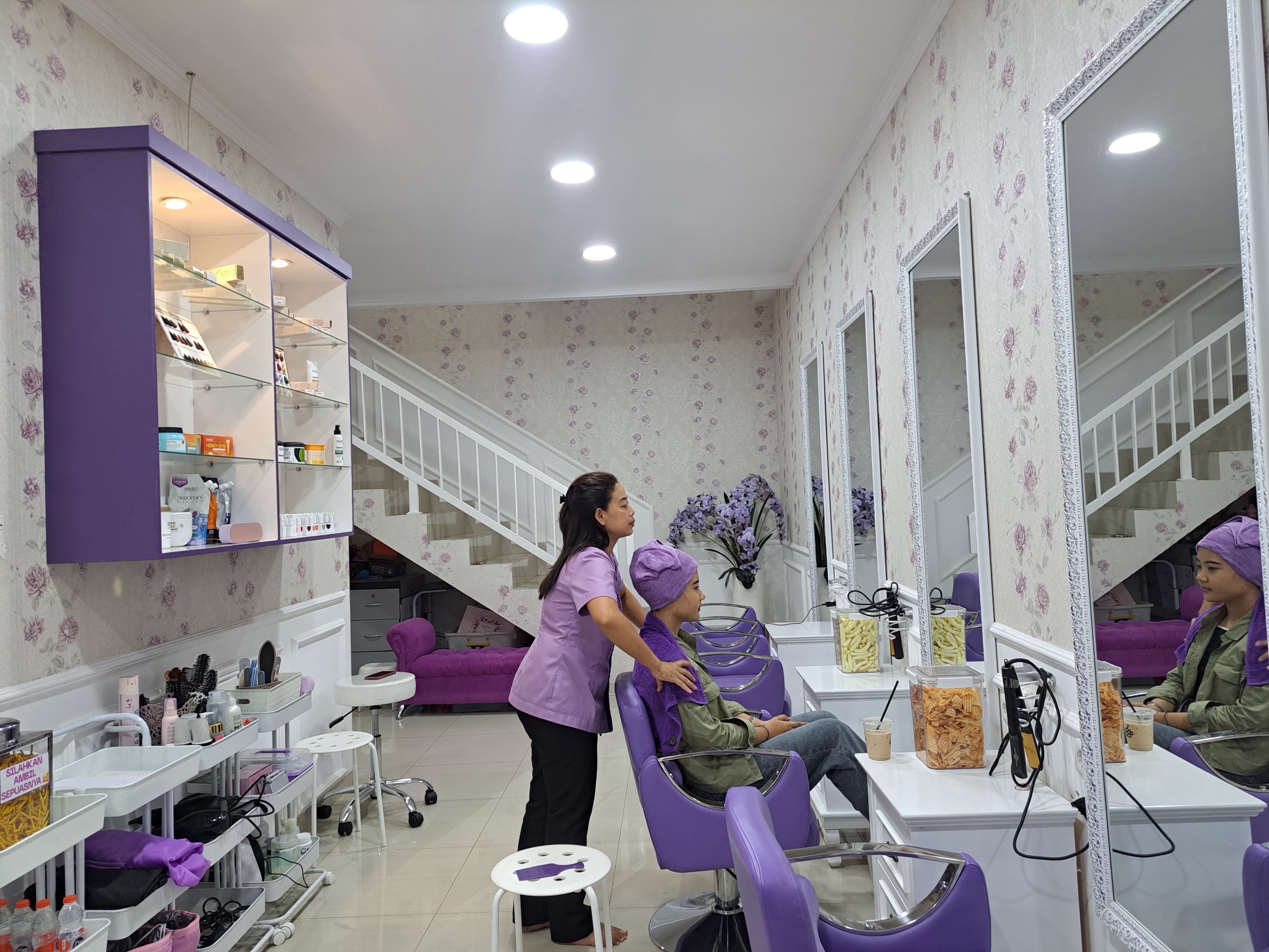 Davya Salon, miliki pelayanan premium dengan harga murah, langganan mahasiswi Bogor.