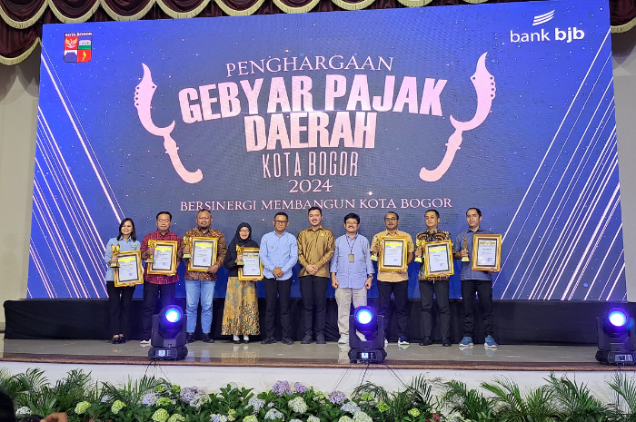 Pemberian penghargaan di momen Gebyar Pajak Daerah.