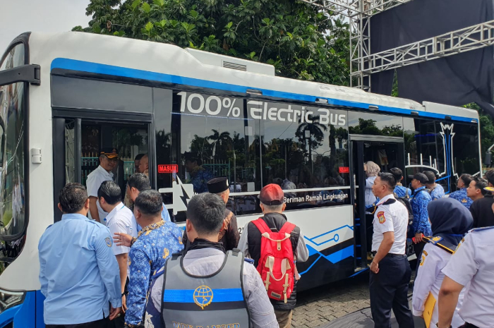 Pemkab Bogor saat meluncurkan dua bus listrik Selasa (17/12/2024).