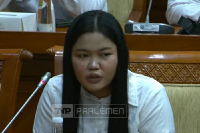 Dwi Ayu Darmawati saat menceritakan peristiwa yang dialaminya di DPR RI, Selasa (17/12/2024).