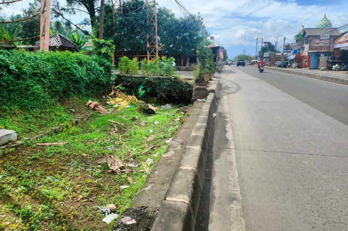Kondisi drainase di Jalan Raya Kemang - Parung yang dangkal.
