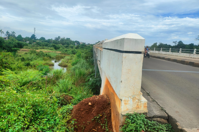 KondisiJembatan Jalan Bomang Bogor yang terdapat retakan.