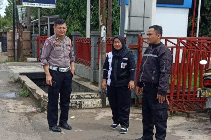 Petugas dari Polsek Parung saat mendatangi SPBU yang jadi tempat aksi dua pria minta uang ke pengendara.