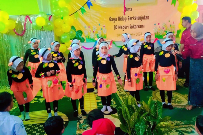 Sejumlah siswa SDN Sukaresmi Bogor saat menampilkan kreasi seni di gelar karya P5 bertajuk gaya hidup berkelanjutan