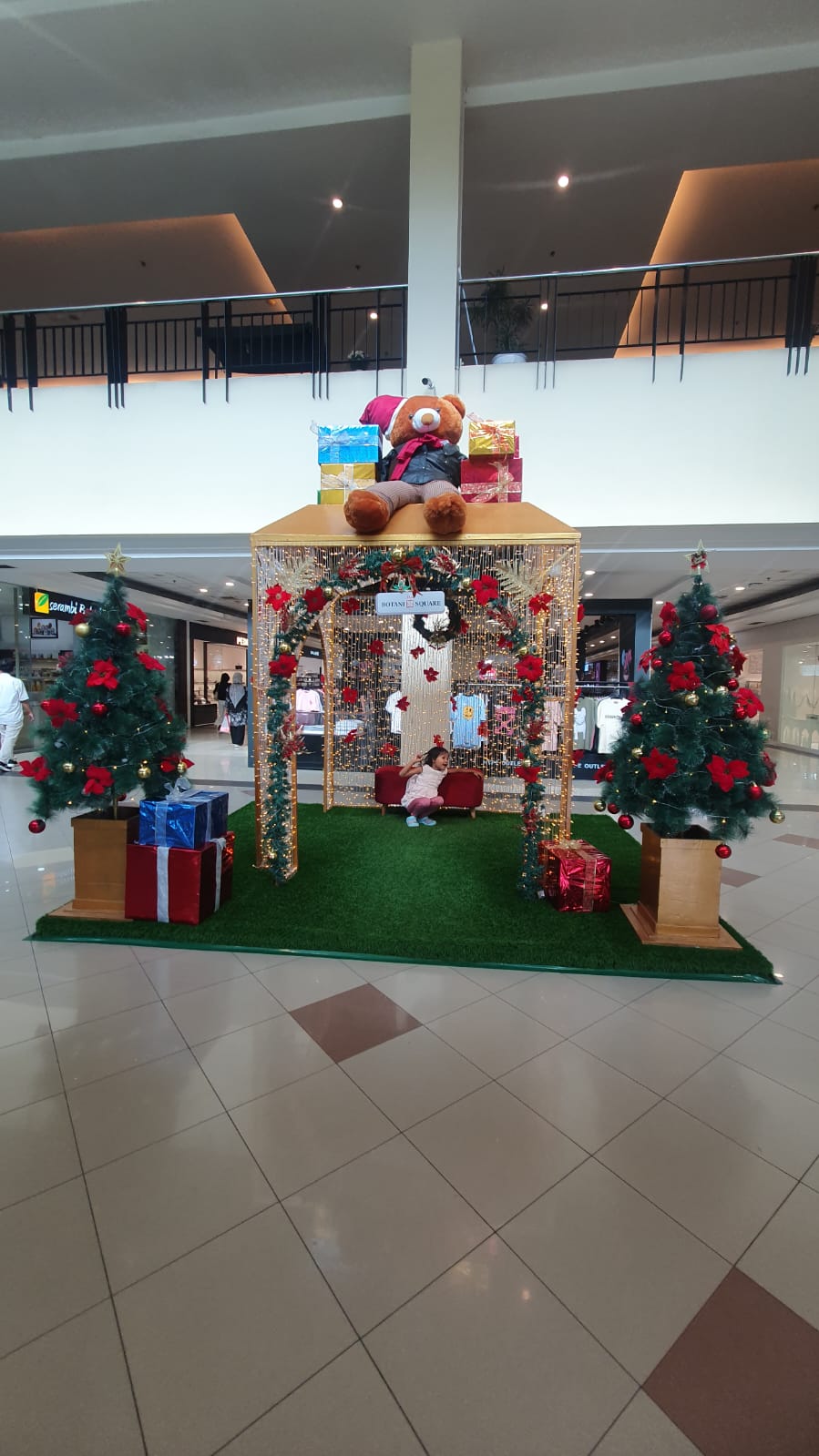 Dekorasi perayaan Natal dan tahun baru di Mall Botani Square Bogor.