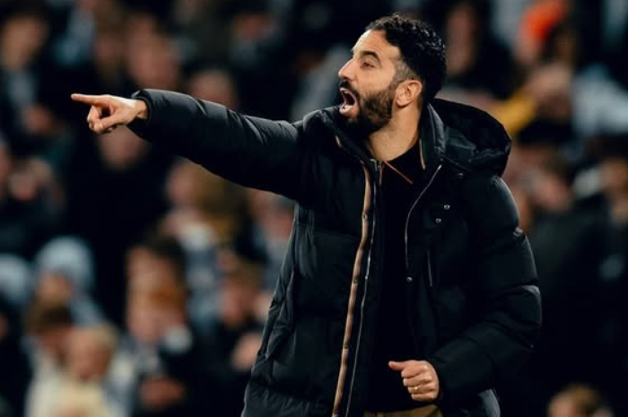 Pelatih Manchester United, Ruben Amorim memberikan arahan kepada skuadnya.