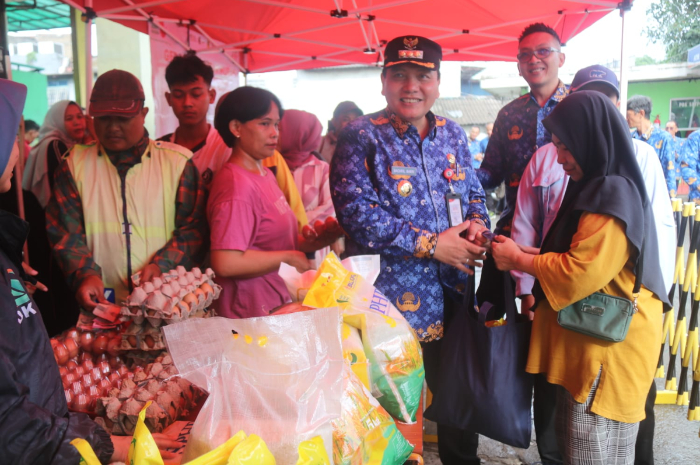 Pj Bupati Bogor pada kegiatan Gerakan Pangan Murah di Pasar Cibinong.