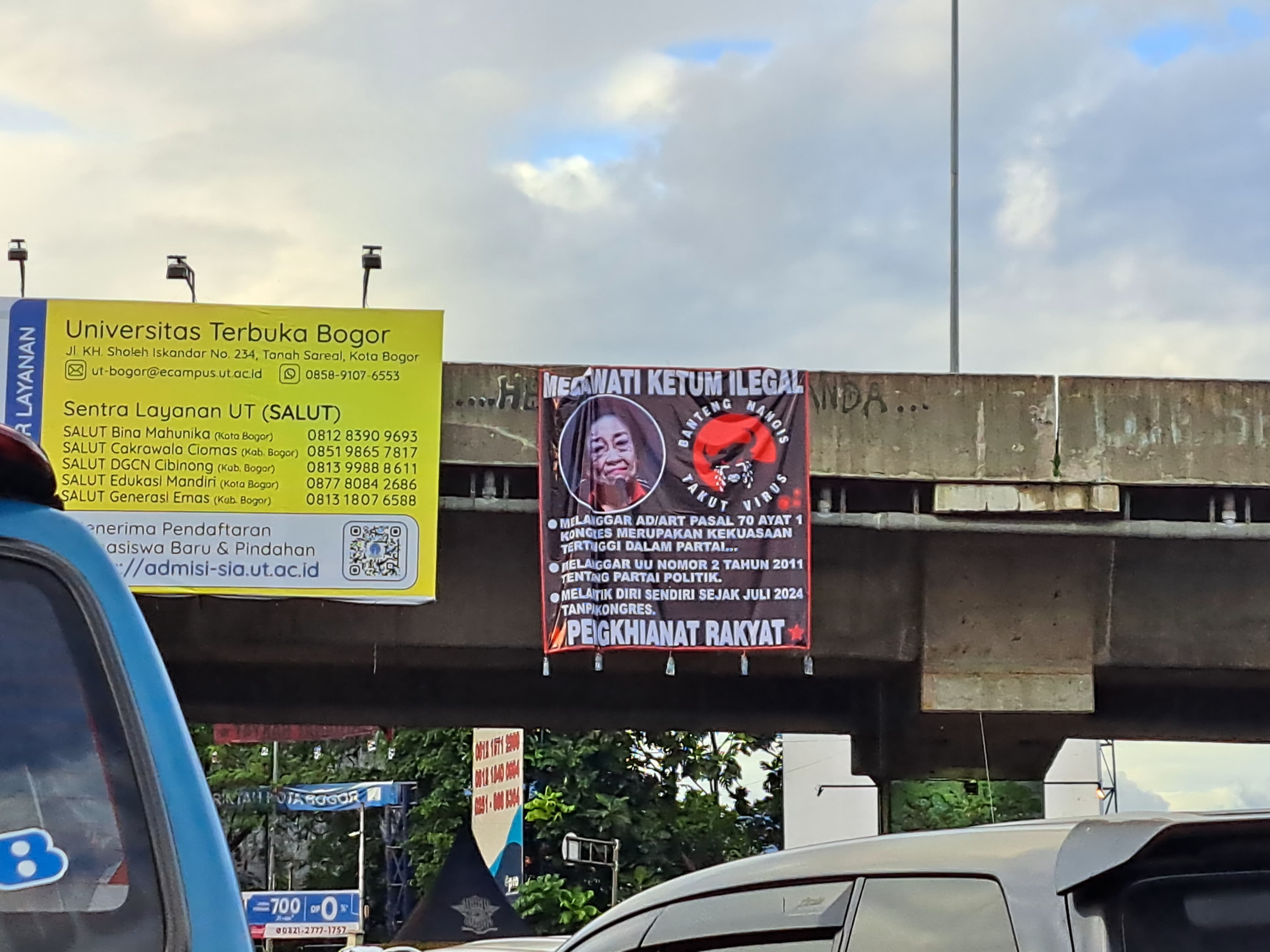 Spanduk provokatif terhadap Ketum PDIP Megawati di pinggir Tol BORR.