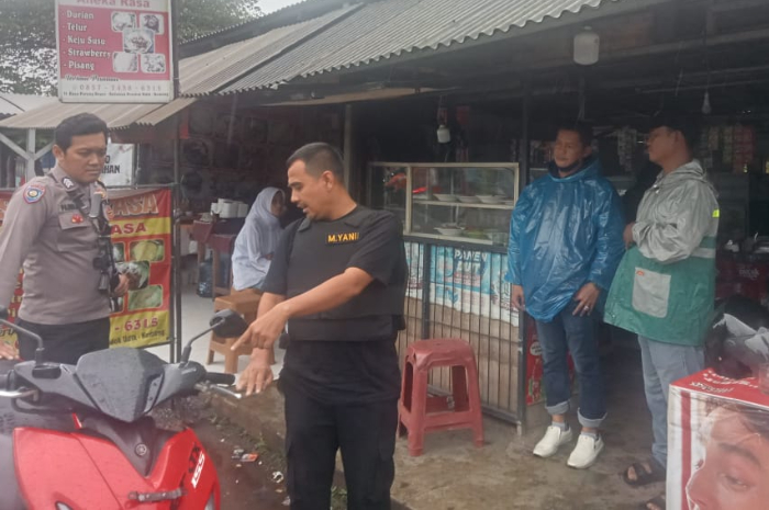 Petugas dari Polsek Kemang saat mendatangi basecamp matel terkait aksi perampasan motor di jalan.