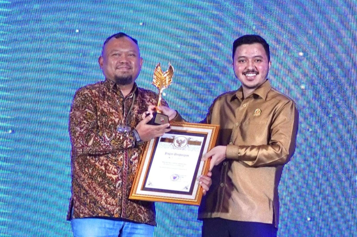Ketua Komisi II DPRD Kota Bogor, Abdul Kadir Hasbi Alatas saat menerima penghargaan di ajang Gebyar Pajak Daerah Kota Bogor.