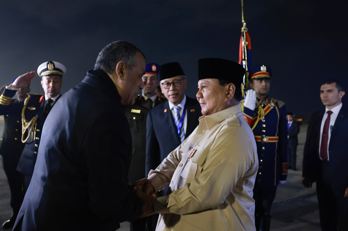 Tiba di Kairo, Prabowo Subianto disambut pejabat tinggi Mesir.
