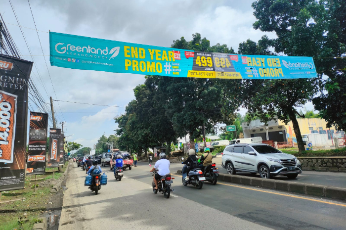 Spanduk iklan property perumahan melintang di Jalan Raya Kemang -Parung Bogor.
