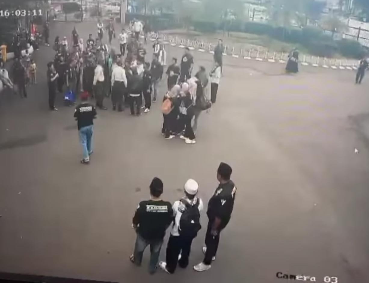 Kericuhan antar ormas dan satpam di Pintu 1 Kebun Raya Bogor, pada Minggu (15/12/2024).
