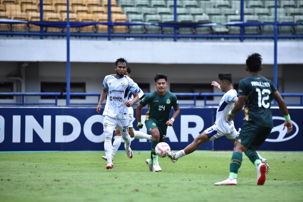 Aksi Persikabo 1973 (hijau) saat melawan PSKC Kota Cimahi di Stadion Si jalak Harupat, Soreang, Minggu (15/12/12) pekan lalu.