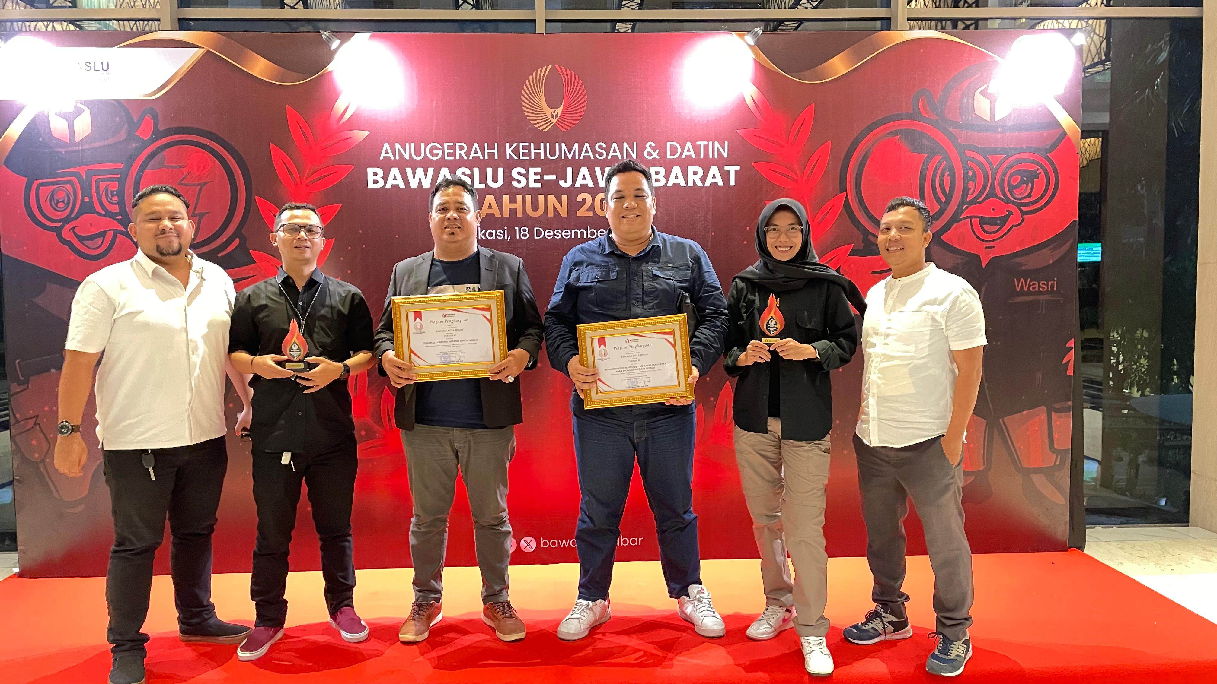 Jajaran Komisioner Bawaslu Kota Bogor memboyong dua penghargaan sekaligus pada ajang Anugerah Kehumasan dan Datin Bawaslu Se-Jawa Barat (Jabar) 2024.