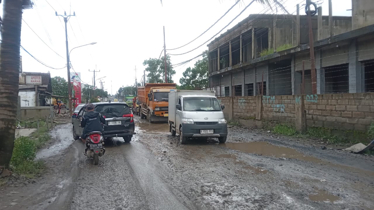 Kondisi Jalan Raya Sudamanik di Parung Panjang Bogor.