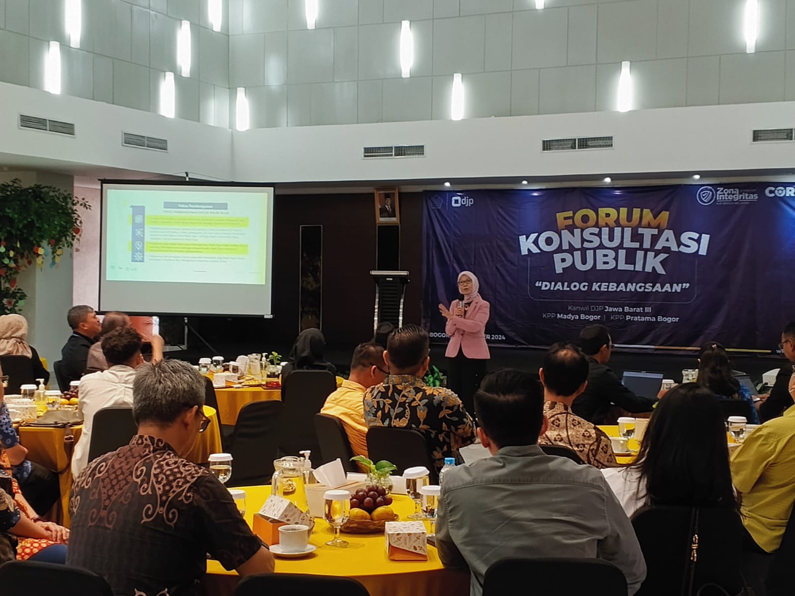 Kanwil DJP Jawa Barat III menggelar Forum Komunikasi Publik.