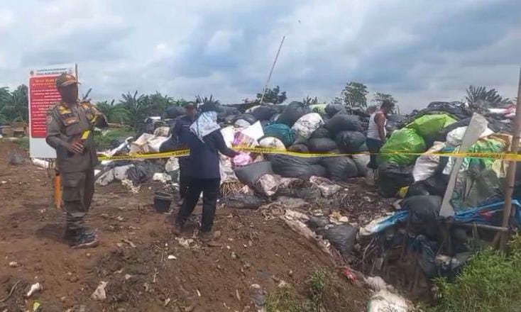 Petugas DLH Kabupaten Bogor saat melakukan penyegelan TPS ilegal di Cileungsi.