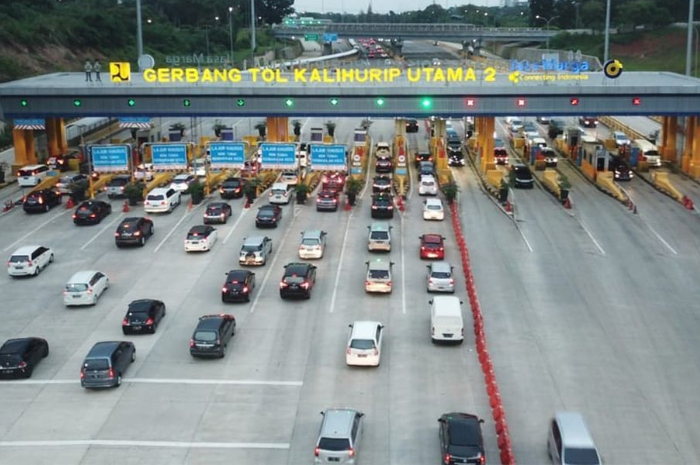 Ilustrasi prilaku yang harus dihindari saat berkendara di jalan tol.