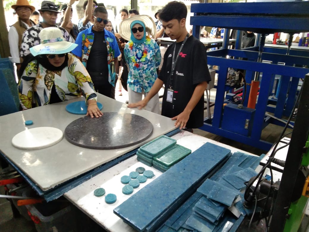 Kopi Nako Daur Baur Bogor yang gunakan olahan sampah gelas plastik jadi furniturenya.