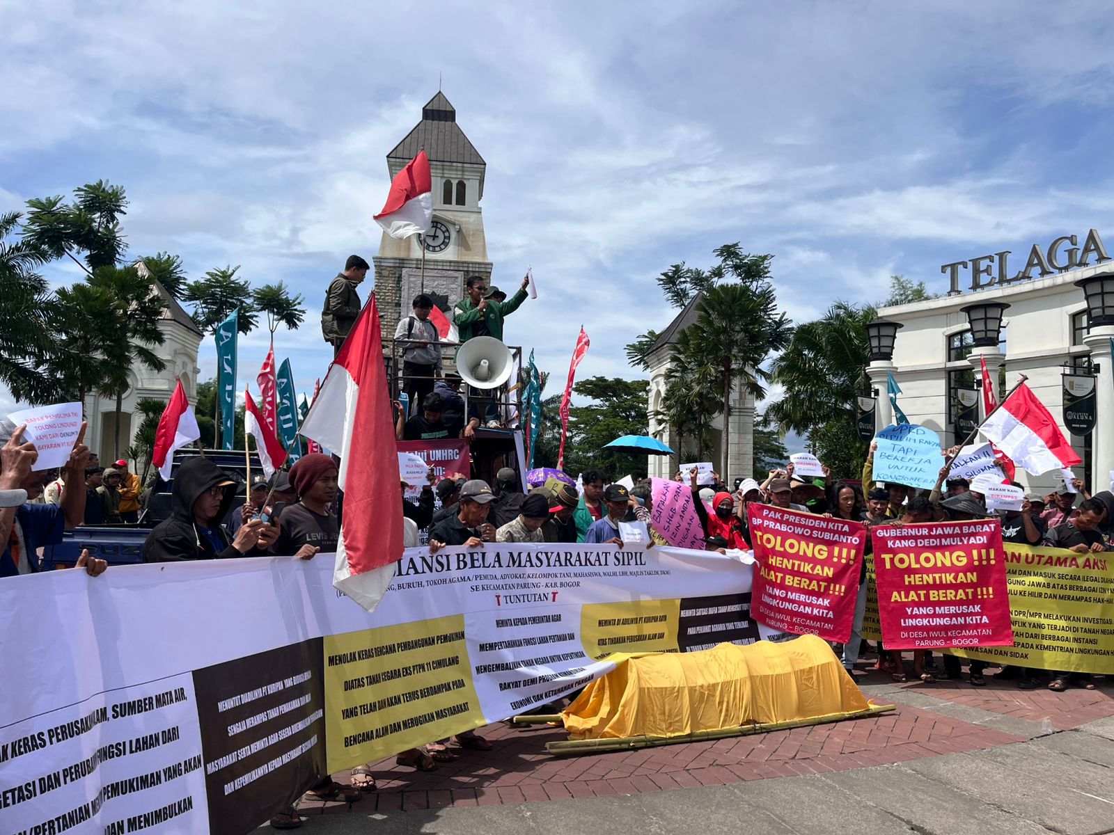 Unjuk rasa di Telaga Kahuripan Kabupaten Bogor.
