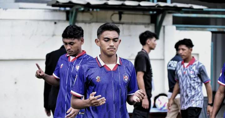 Pemain PSB Bogor berdoa sebelum berlaga melawan Persipu FC.