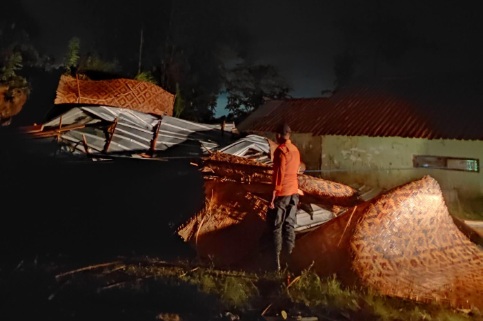 Tim BPBD Kabupaten Bogor saat melakukan pengecekan warung yang mengalami kerusakan akibat terkena angin kencang.