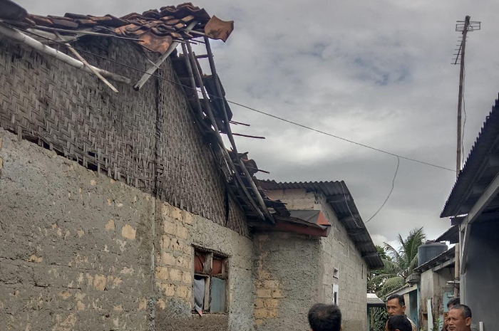 BPBD Kabupaten Bogor saat melakukan pendataan di rumah nenek Ara yang terdampak bencana alam hujan dan angin kencang.