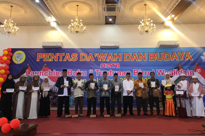 Sejumlah Ketua Ormas dan organisasi islam di Kota dan Kabupaten Bogor saat menerima buku karya Yayasan Birrul Waalidain.