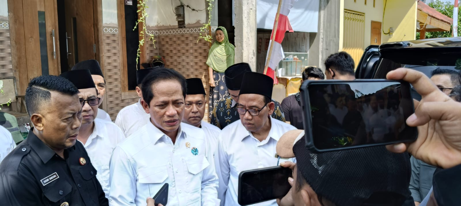 Menteri LH dan Kepala BPLH Hanif Faisol saat mengunjungi warga terdampak banjir di Ponorogo.