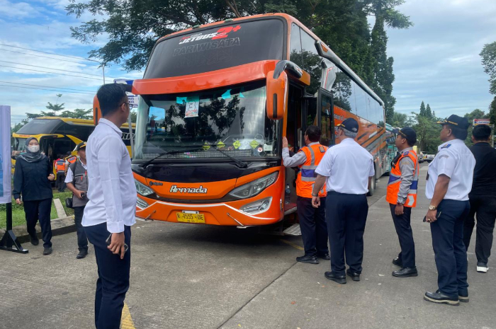 Kementerian Perhubungan melalui Badan Pengelola Transportasi Jabodetabek (BPTJ) melaksanakan ramp check terhadap bus yang menuju kawasan Puncak di Rest Area KM 45 Tol Jagorawi pada Sabtu (21/12) pagi.