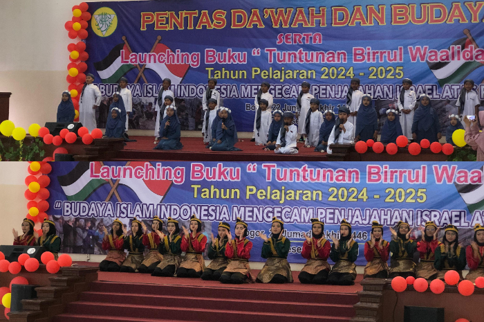 Sejumlah penampilan dari para siswan dan sisiw Yayasan Birrull Waalidain di kegiatan pentas dakwah dan budaya.