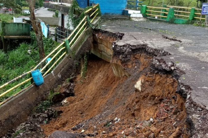 Kondisi longsor di Kawasan Puncak Bogor tepatnya di area parkir eks Rindu Alam.