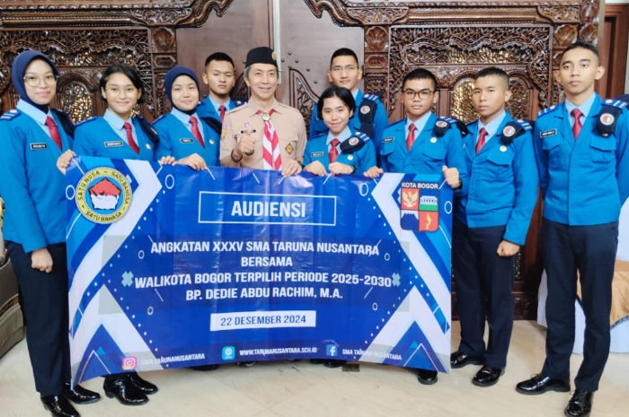Siswa SMA Taruna Nusantara berdiskusi dengan Dedie Rachim.