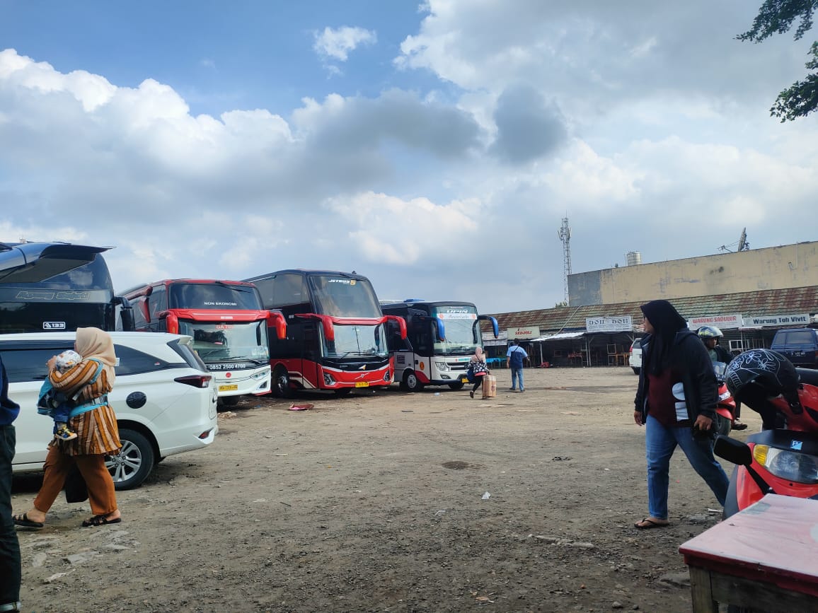 Suasana Tterminal Parung Bogor Minggu (22/12/2024). Sejumlah pemudik mulai berdatangan.
