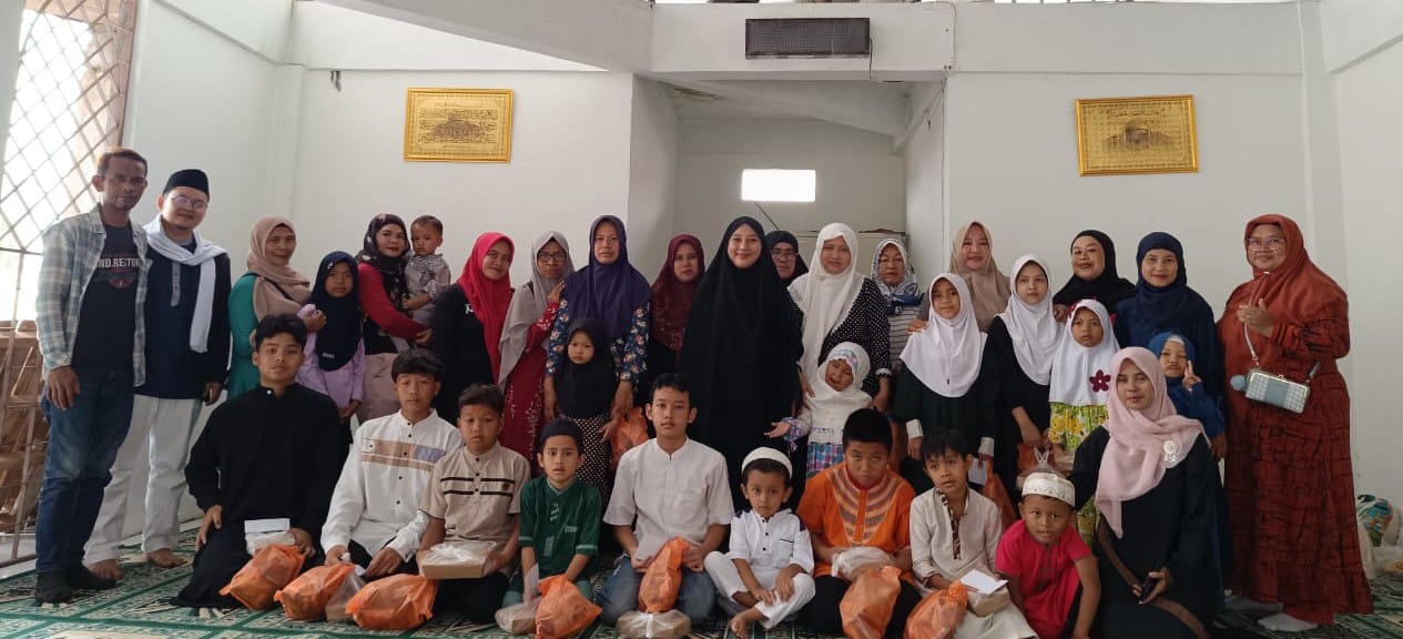 Di hari ibu, Ikatan alumni SMA Rimba Madya Angkatan 98 berbagi santunan.